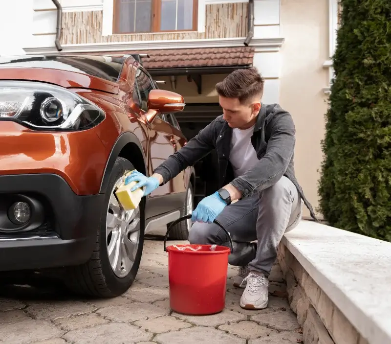 Lavage auto à domicile La Sauvetat-sur-Lède : professionnel intervenant sur un véhicule